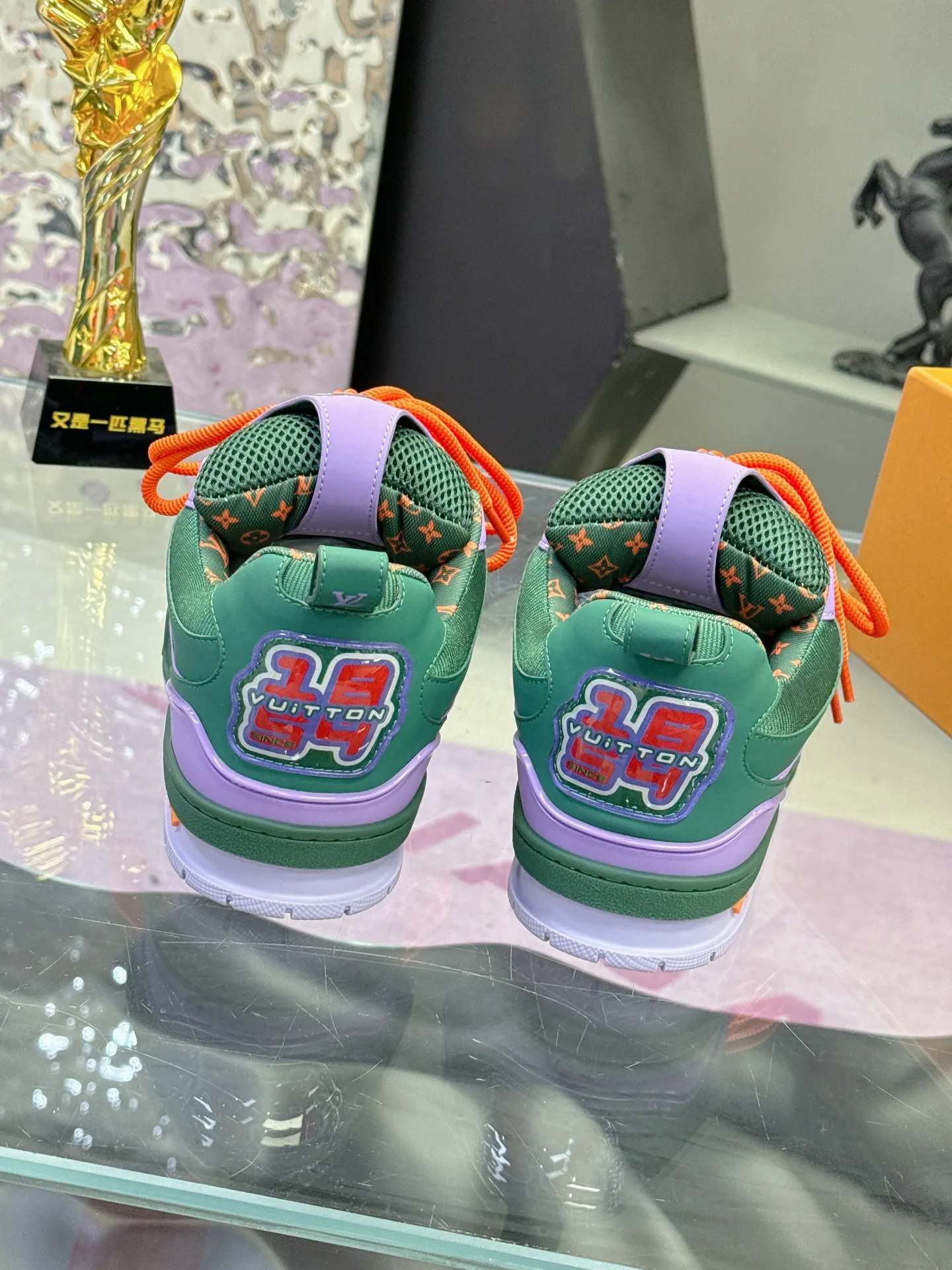 Factory price: 760💰 𝙇𝙑 𝟐𝟎𝟐5 𝐒𝐒 𝐧𝐞𝐰 Officially synchronized new colors💗 Louis Vuitton catwalk skateboard shoes are a hit, LOUIS VUITTON Trainer is undoubtedly one of the most successful Sneakers launched by luxury brands, but the pace of exploration will not stop. LOUISVUITTON will also bring a new series of skateboard shoes in the spring of 2025. The new series in the picture returns to the 90s Chunky Skate Shoes look and feel. The uppers are made of leather and mesh. The fat silhouette and thick shoelaces are very eye-catching. It is expected to have quite a few colors like the Trainer. Judging from the previous DIOR show skate shoes, this chunky style may be even stronger next year.  💎 LV small bread series LV bread shoe series 😘 Couple model Size: Female 35-40 Male 39-44, customized 45, 46